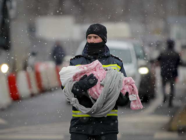 МВД Украины: "Надеемся, что утром удастся организовать гуманитарные коридоры"