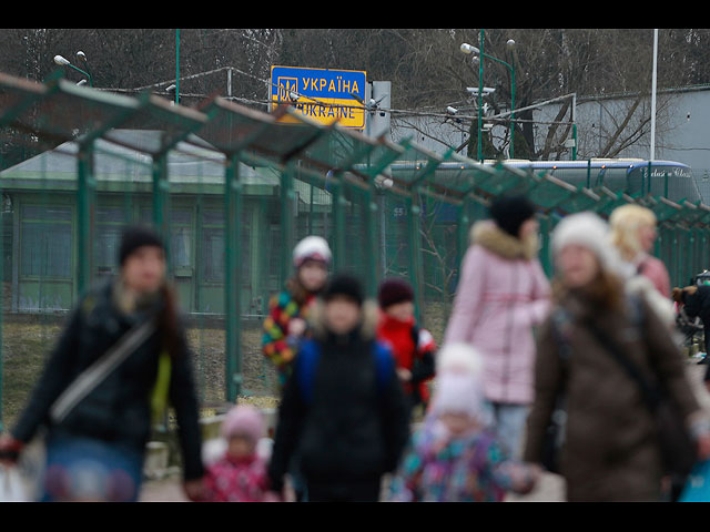 Беженцы покидают Украину. Фоторепортаж