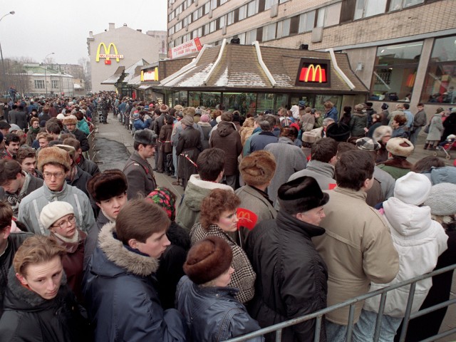 Очередь в первый ресторан McDonalds в СССР