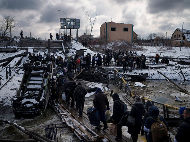 СМИ: под Киевом российские военные открыли огонь по колонне эвакуировавшихся женщин и детей