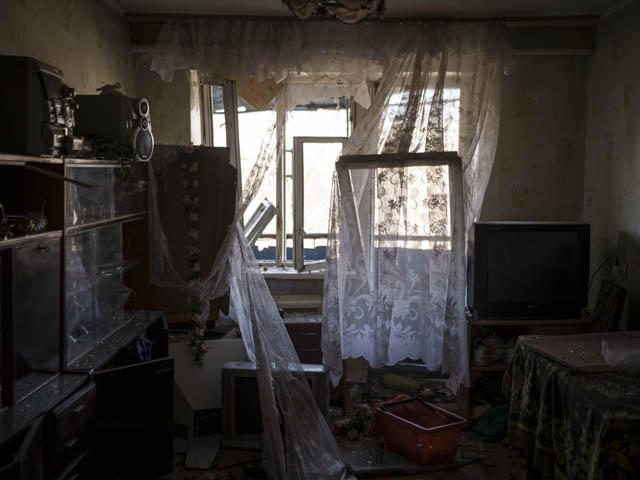 В Луганской области российские военные обстреляли жилой дом; погибли женщина и двое детей