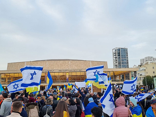 На площади "Габима" в Тель-Авиве более тысячи человек собрались, чтобы услышать Зеленского