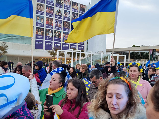 На площади "Габима" в Тель-Авиве более тысячи человек собрались, чтобы услышать Зеленского