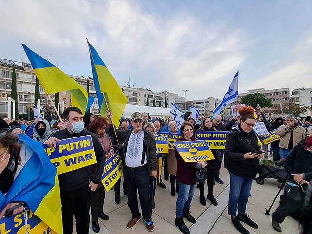 На площади "Габима" в Тель-Авиве более тысячи человек собрались, чтобы услышать Зеленского