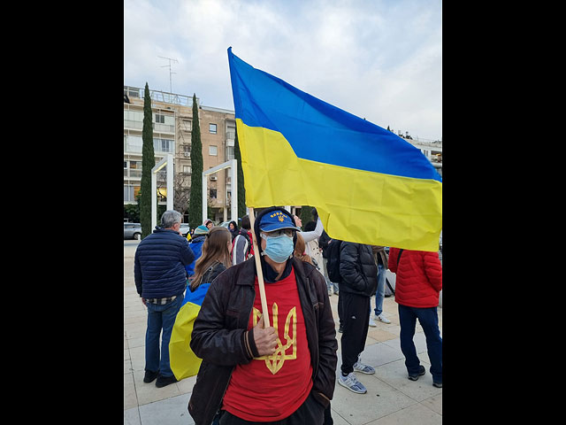 На площади "Габима" в Тель-Авиве более тысячи человек собрались, чтобы услышать Зеленского