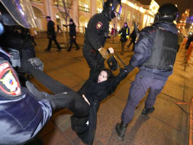 В России задержано уже более 5000 участников антивоенных митингов