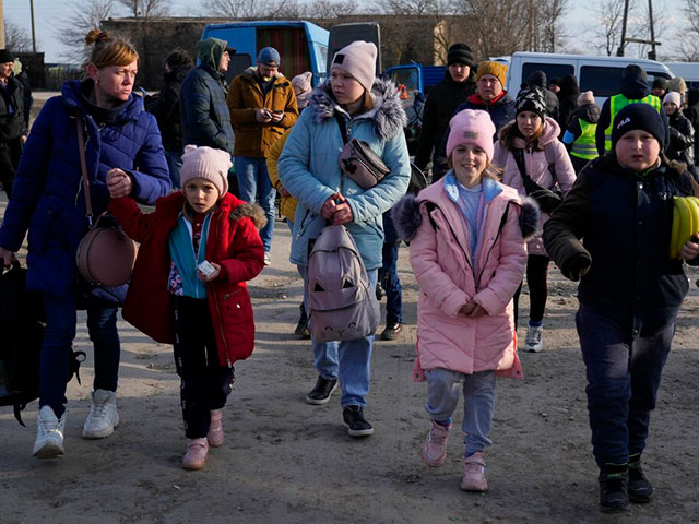 Для оказания помощи беженцам из Украины открыта горячая линия минсоцобеспечения по телефону *5130