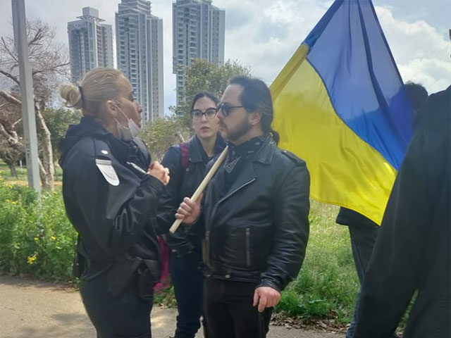Сотрудница полиции беседует с проукраинскими активистами