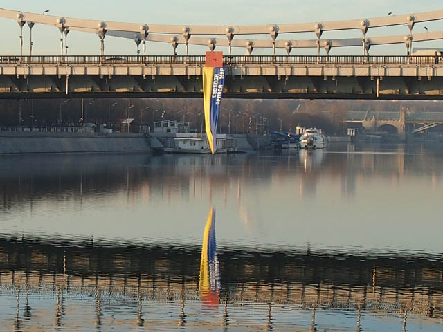 В Москве активисты укрепили флаг Украины на Крымском мосту. Один из организаторов получил 15 суток