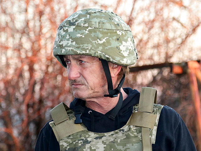 Голливудский актер и продюсер Шон Пенн на позициях Вооруженных сил Украины на линии разделения в Донецкой области, неподалеку от позиций пророссийских сепаратистов. 18 ноября 2021 года