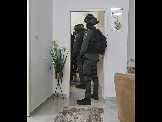 Обыск в одном из домов в Вади Ара