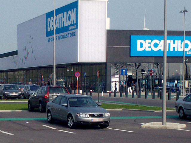 Decathlon приостановил работу в России