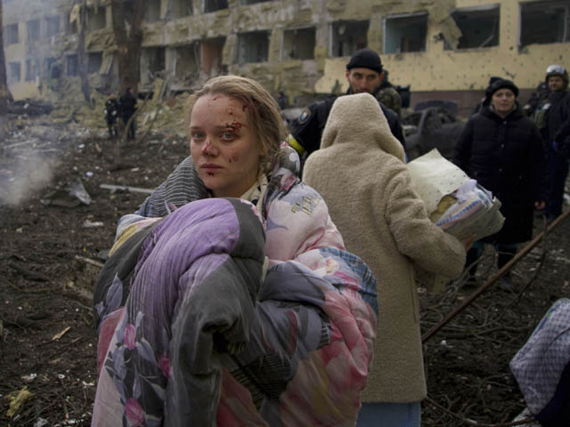 Украинские СМИ: россияне взяли в заложницы одну из женщин, находившихся в роддоме Мариуполя