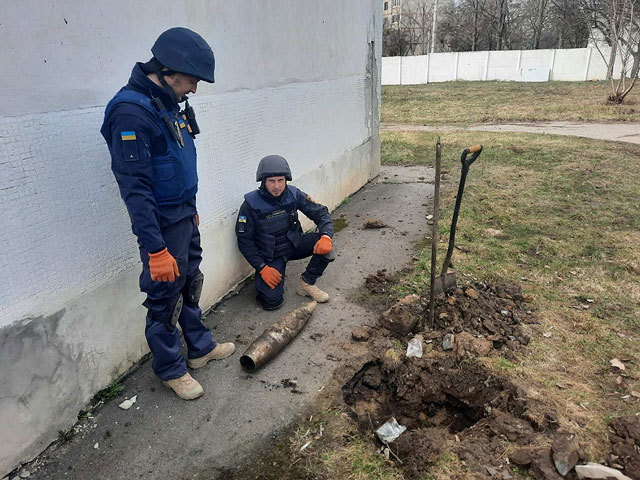 Работа саперов в зоне боевых действий на территории Украины. Фоторепортаж