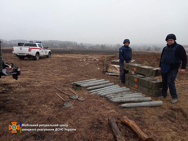 Работа саперов в зоне боевых действий на территории Украины. Фоторепортаж