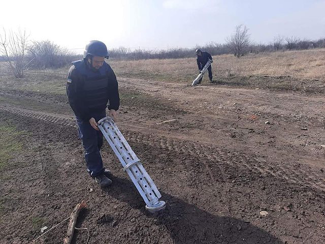 Работа саперов в зоне боевых действий на территории Украины. Фоторепортаж