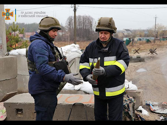 Работа саперов в зоне боевых действий на территории Украины. Фоторепортаж