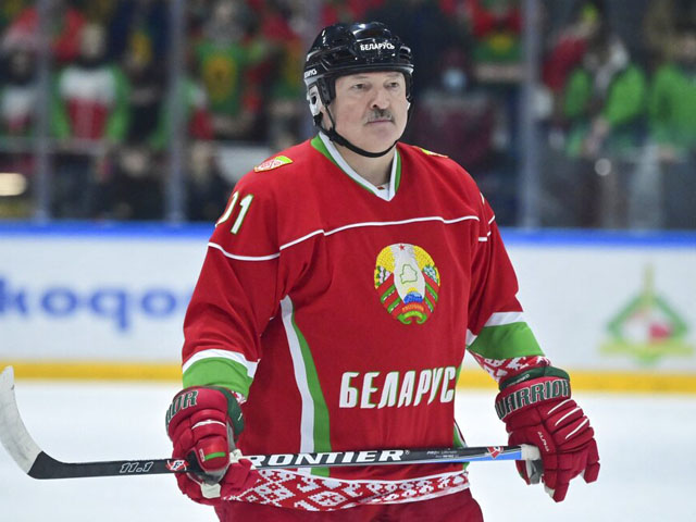 Хоккей. Во время финала президента Беларуси ударили клюшкой в лицо