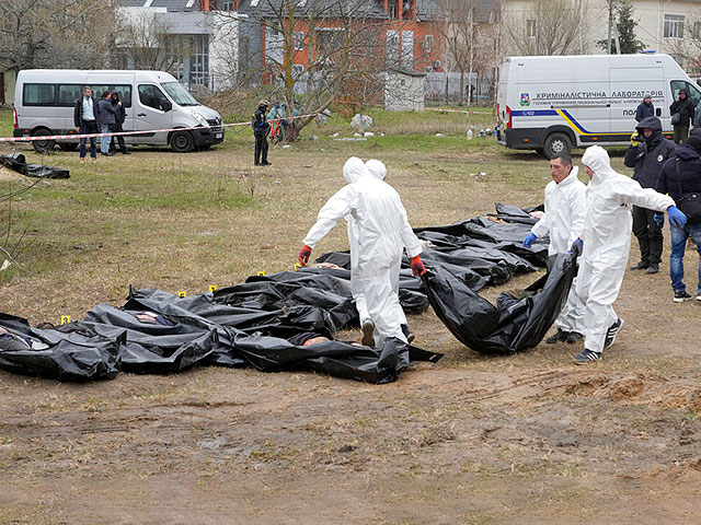 Эксгумация тел из братской могилы в Буче, Киевская область. 8 апреля 2022 года