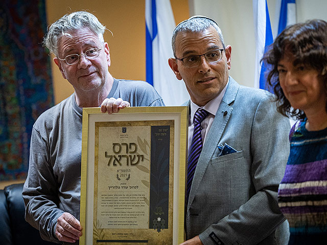 Профессор Гольдрайх (слева) пожертвует Премию Израиля "Шоврим штика" и "Бецелему"