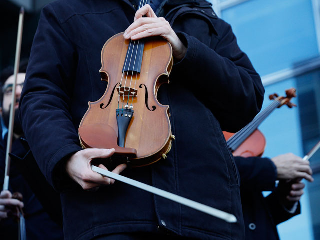 В Париже около мусорного бака найдена скрипка стоимостью 100 тысяч евро, похищенная в прошлом году