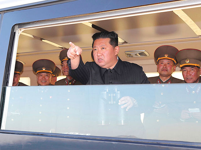 Ким Чен Ын присутствовал на испытаниях ракет