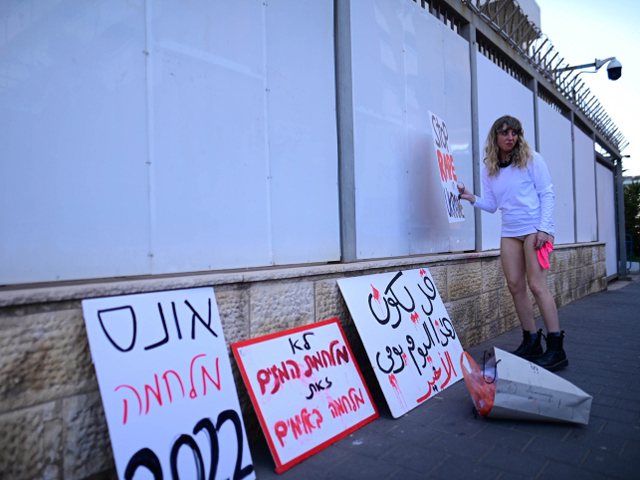 "Остановить насилие в Украине": акция протеста около посольства РФ в Тель-Авиве. Фоторепортаж