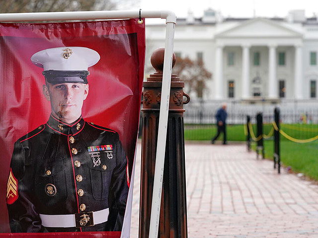 Плакат с изображением Тревора Рида во время его службы в морской пехоте США. Парк Лафайет, Белый дом, 30 марта 2022 года