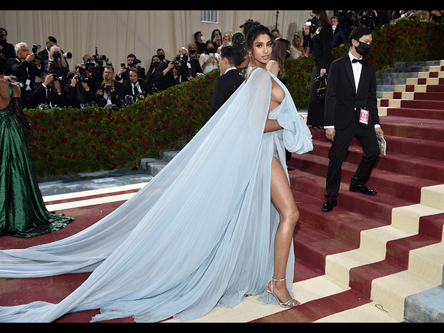 Экстравагантные наряды звезд на красной дорожке Met Gala. Фоторепортаж