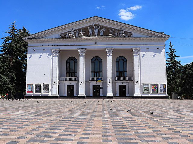 Вид театра в Мариуполе до войны