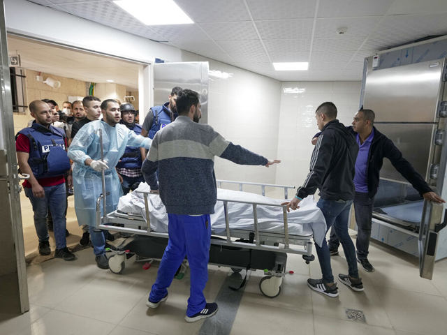 Тело Ширин Абу Акле в морге больницы "Ибн Сина" в Дженине