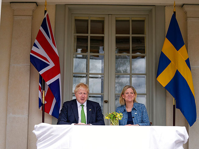 Борис Джонсон и премьер-министр Швеции Магдалена Андерссон во время подписания гарантий безопасности в Харпсунде, загородной резиденции премьер-министров Швеции, 11 мая 2022 года