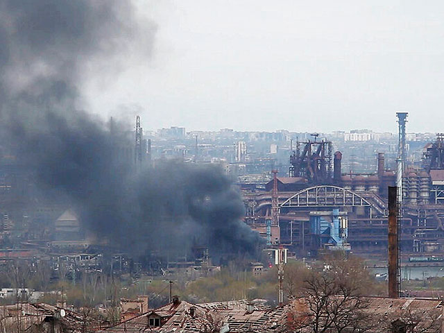 "Азов": россияне обстреливают предприятие с применением тяжелых вооружений, танков и авиации