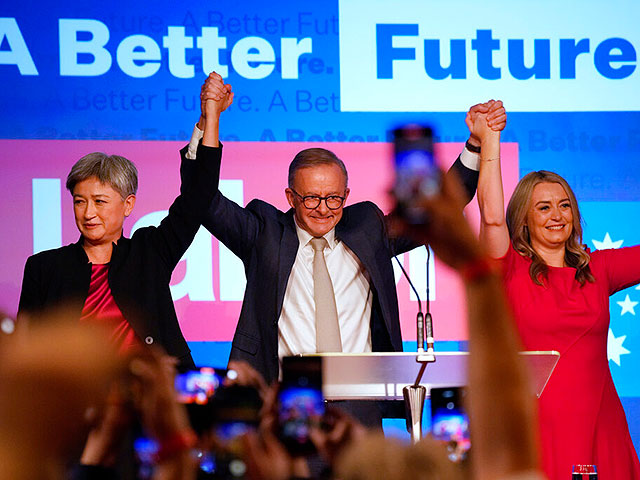 Лидер лейбористской партии Энтони Альбанезе (в центре) празднует победу на выборах с Джоди Хейдоном (справа) и Пенни Вонг (слева)