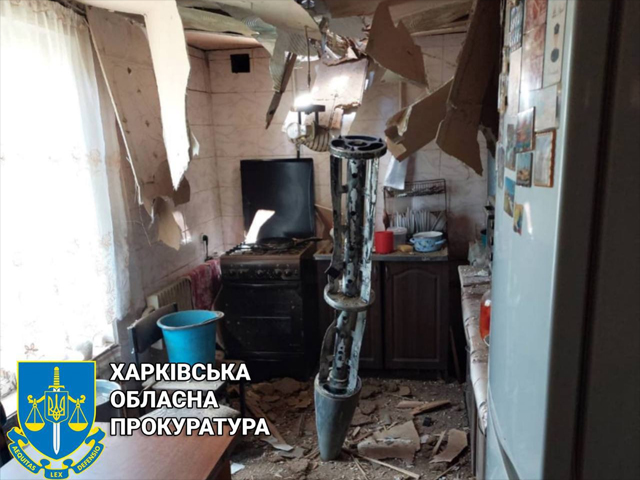 Фото дня: российский снаряд на кухне жилого дома в Харьковской области