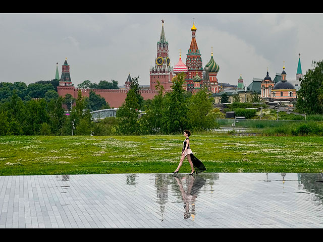 Московская неделя моды: "мирные забавы" во время войны. Фоторепортаж