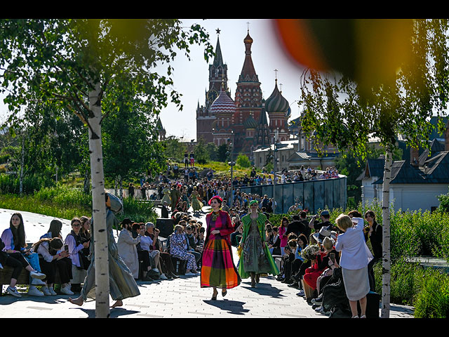 Московская неделя моды: "мирные забавы" во время войны. Фоторепортаж