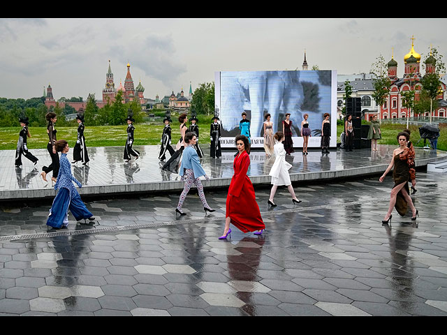 Московская неделя моды: "мирные забавы" во время войны. Фоторепортаж