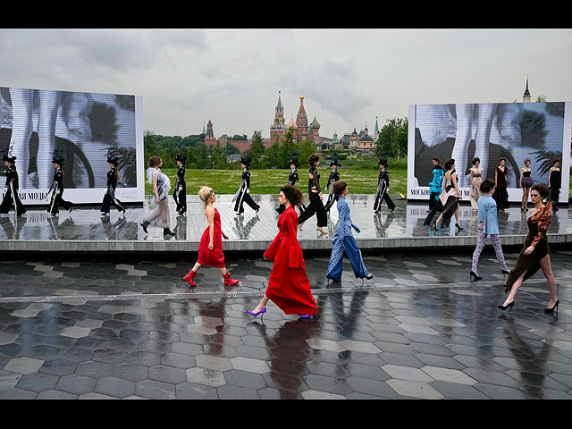 Московская неделя моды: "мирные забавы" во время войны. Фоторепортаж