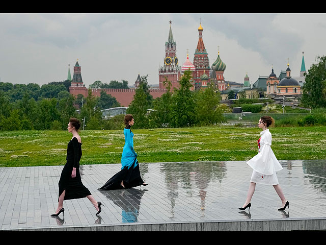 Московская неделя моды: "мирные забавы" во время войны. Фоторепортаж