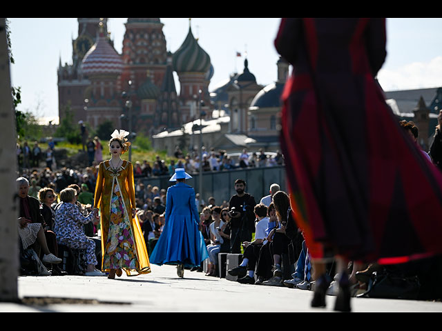 Московская неделя моды: "мирные забавы" во время войны. Фоторепортаж