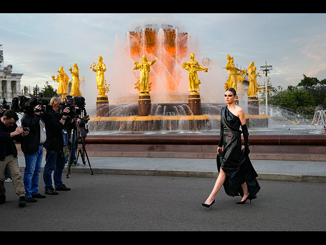 Московская неделя моды: "мирные забавы" во время войны. Фоторепортаж