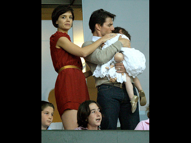 Том Круз со своим ребенком Сури и женой Кэти Холмс, 2008 год