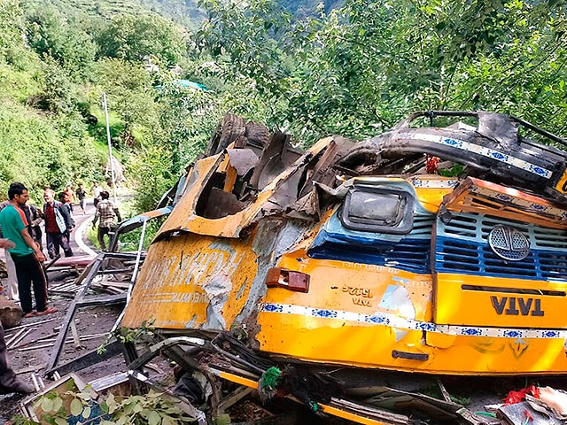 В Индии упал с обрыва автобус, 16 погибших