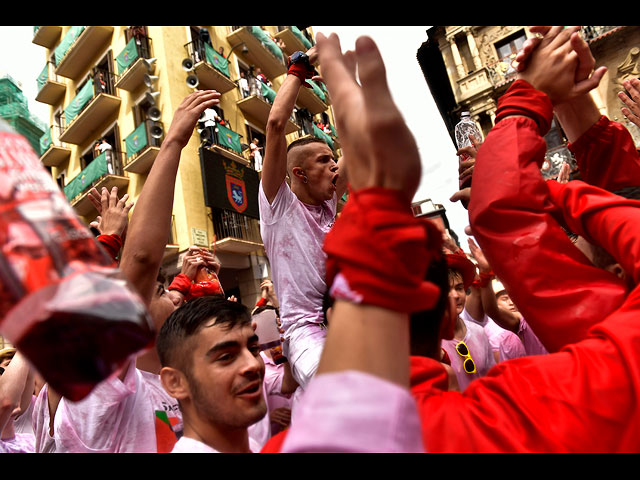 Открытие фестиваля Сан-Фермин в Памплоне: розовое веселье и протест динозавров. Фоторепортаж