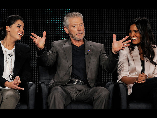 Стивен Лэнг (в центре) c актерами сериала «Терра Нова» Наоми Скотт (слева) и Шелли Конн, 2011 год