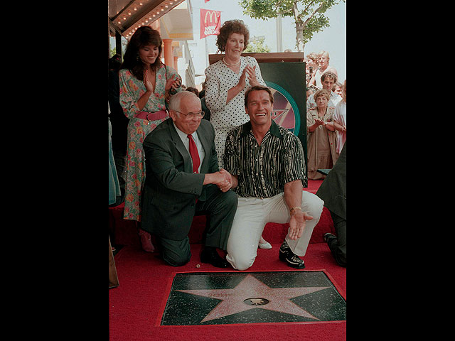 На Алее звезд в Голливуде с женой Марией Шрайвер и матерью Аурелией Шварцнеггер. 1987 год