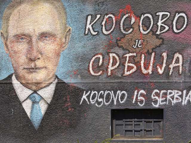 Обострение ситуации в Косово, сербский парламентарий заявил о "денацификации Балкан"