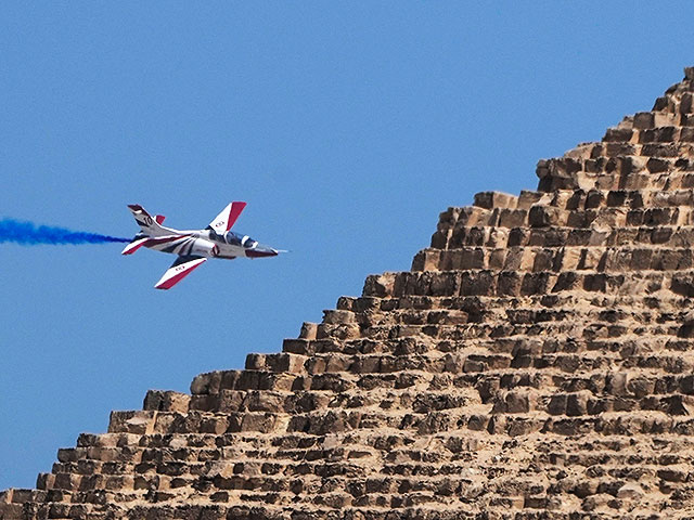 "Авиашоу над пирамидами": в Гизе свое мастерство продемонстрировали пилоты Египта и Южной Кореи