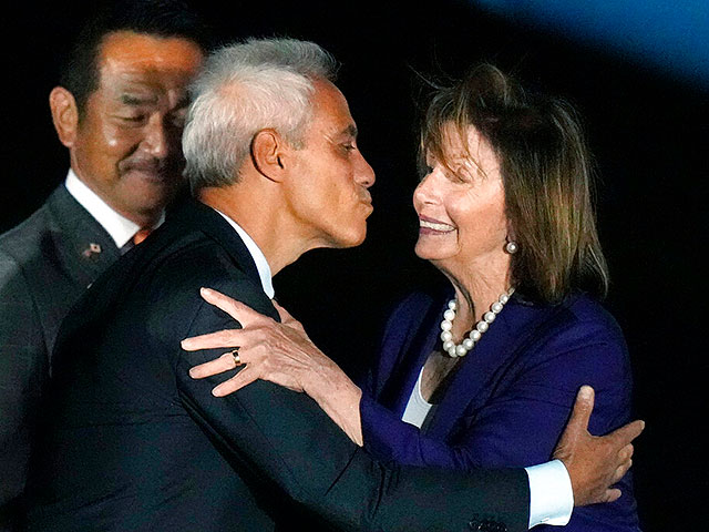 Спикер Палаты представителей США Нэнси Пелоси приветствует посла США в Японии Рама Эмануэля по прибытии на американскую авиабазу Йокота, на окраине Токио. 4 августа 2022 года